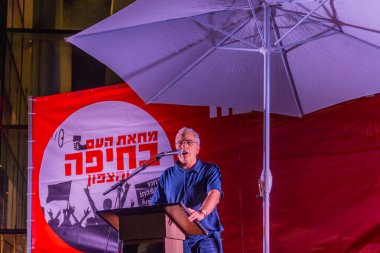 Hayfa, İsrail - 15 Kasım 2025: Prof. Avner De-Shalit, ateşkesin ardından hükümete karşı düzenlenen bir protesto mitinginde kalabalığa sesleniyor. Hayfa, İsrail