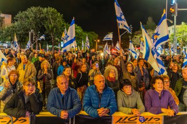 Hayfa, İsrail - 15 Kasım 2025: Çeşitli tabela ve bayraklara sahip bir grup insan, ateşkesin ardından hükümete karşı düzenlenen protestoya katıldı. Hayfa, İsrail