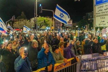 Hayfa, İsrail - 15 Kasım 2025: Çeşitli tabela ve bayraklara sahip bir grup insan, ateşkesin ardından hükümete karşı düzenlenen protestoya katıldı. Hayfa, İsrail