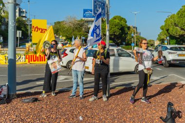 Hayfa, İsrail - 21 Kasım 2025: Tabelaları ve bayrakları olan insanlar, İsrail 'deki ateşkes anlaşmasının bir parçası olarak geri kalan son ölü rehinelerin de iade edilmesi çağrısında bulundular.