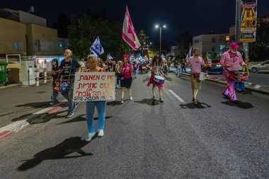 Hayfa, İsrail - 22 Kasım 2025: İnsanlar hükümete karşı yapılan ateşkesin ardından bir protesto yürüyüşüne (pembe cephe grubu) katılıyor. Hayfa, İsrail