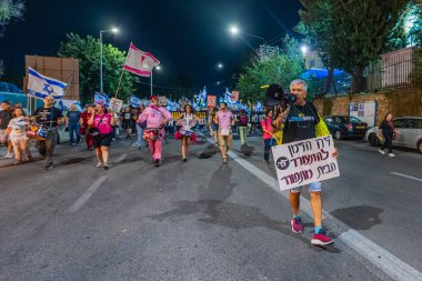 Hayfa, İsrail - 22 Kasım 2025: İnsanlar hükümete karşı yapılan ateşkesin ardından bir protesto yürüyüşüne (pembe cephe grubu) katılıyor. Hayfa, İsrail