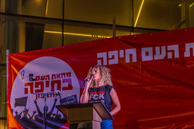 Hayfa, İsrail - 22 Kasım 2025: Protesto lideri Rotem Perelman - Farhi, ateşkesin ardından hükümete karşı düzenlenen bir protesto mitinginde kalabalığa sesleniyor. Hayfa, İsrail