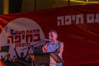 Hayfa, İsrail - 22 Kasım 2025: Alec Yefremov, hükümete karşı ateşkes yapıldıktan sonra kalabalığa sesleniyor. Hayfa, İsrail