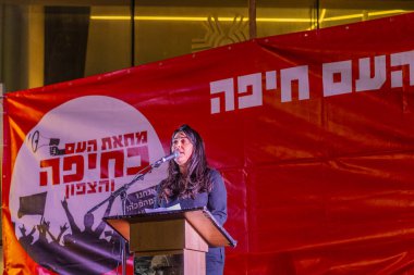 Hayfa, İsrail - 22 Kasım 2025: Dolev Zohar, ateşkes sonrasında hükümete karşı düzenlenen bir protesto mitinginde kalabalığa sesleniyor. Hayfa, İsrail