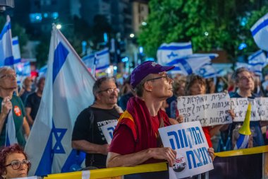 Hayfa, İsrail - 22 Kasım 2025: Çeşitli tabela ve bayraklara sahip bir grup insan, ateşkesin ardından hükümete karşı düzenlenen protestoya katıldı. Hayfa, İsrail