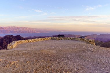 Mısır sınırındaki Yoash Dağı 'ndan kış günbatımı manzarası. Massive Eilat Doğa Rezervi, Güney İsrail