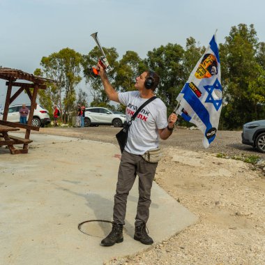 Kishon, İsrail - 29 Kasım 2025: Kishon gözaltı merkezi yakınlarında eylem yapan insanlar, aktivist Yolanda Yavor 'un tutuklanmasının siyasi olduğunu iddia ediyorlar. Kishon, İsrail