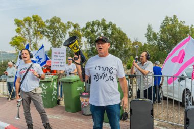 Kishon, İsrail - 29 Kasım 2025: Kishon gözaltı merkezi yakınlarında eylem yapan insanlar, aktivist Yolanda Yavor 'un tutuklanmasının siyasi olduğunu iddia ediyorlar. Kishon, İsrail