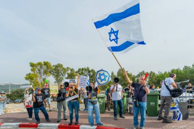 Kishon, İsrail - 29 Kasım 2025: Kishon gözaltı merkezi yakınlarında eylem yapan insanlar, aktivist Yolanda Yavor 'un tutuklanmasının siyasi olduğunu iddia ediyorlar. Kishon, İsrail