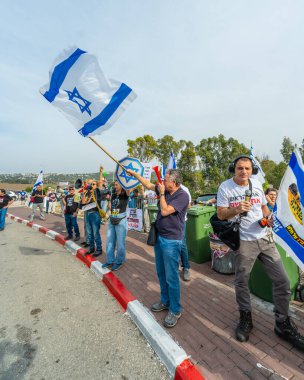 Kishon, İsrail - 29 Kasım 2025: Kishon gözaltı merkezi yakınlarında eylem yapan insanlar, aktivist Yolanda Yavor 'un tutuklanmasının siyasi olduğunu iddia ediyorlar. Kishon, İsrail