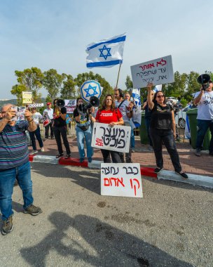 Kishon, İsrail - 29 Kasım 2025: Kishon gözaltı merkezi yakınlarında eylem yapan insanlar, aktivist Yolanda Yavor 'un tutuklanmasının siyasi olduğunu iddia ediyorlar. Kishon, İsrail