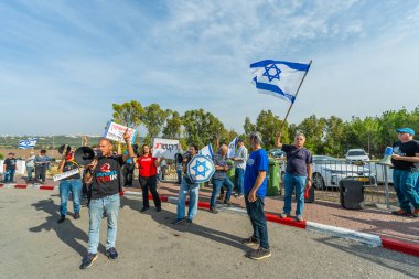 Kishon, İsrail - 29 Kasım 2025: Kishon gözaltı merkezi yakınlarında eylem yapan insanlar, aktivist Yolanda Yavor 'un tutuklanmasının siyasi olduğunu iddia ediyorlar. Kishon, İsrail