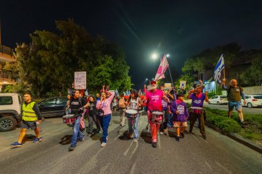 Hayfa, İsrail - 29 Kasım 2025: İnsanlar hükümete karşı yapılan ateşkesin ardından bir protesto yürüyüşüne (pembe cephe grubu) katılıyor. Hayfa, İsrail