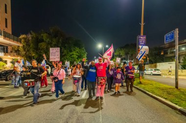 Hayfa, İsrail - 29 Kasım 2025: İnsanlar hükümete karşı yapılan ateşkesin ardından bir protesto yürüyüşüne (pembe cephe grubu) katılıyor. Hayfa, İsrail