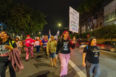 Hayfa, İsrail - 29 Kasım 2025: İnsanlar hükümete karşı yapılan ateşkesin ardından bir protesto yürüyüşüne (pembe cephe grubu) katılıyor. Hayfa, İsrail