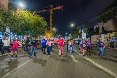 Hayfa, İsrail - 29 Kasım 2025: İnsanlar hükümete karşı yapılan ateşkesin ardından bir protesto yürüyüşüne (pembe cephe grubu) katılıyor. Hayfa, İsrail