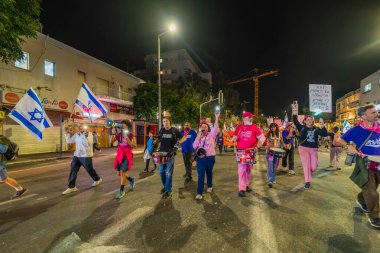 Hayfa, İsrail - 29 Kasım 2025: İnsanlar hükümete karşı yapılan ateşkesin ardından bir protesto yürüyüşüne (pembe cephe grubu) katılıyor. Hayfa, İsrail