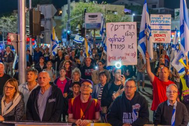 Hayfa, İsrail - 29 Kasım 2025: Çeşitli tabela ve bayraklara sahip bir grup insan, ateşkesin ardından hükümete karşı düzenlenen protestoya katıldı. Hayfa, İsrail