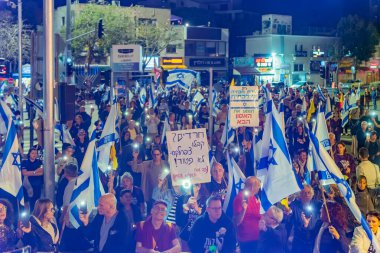Hayfa, İsrail - 29 Kasım 2025: Çeşitli tabela ve bayraklara sahip bir grup insan, ateşkesin ardından hükümete karşı düzenlenen protestoya katıldı. Hayfa, İsrail