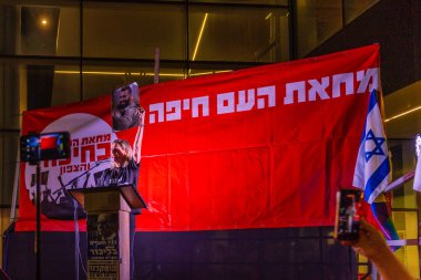 Hayfa, İsrail - 29 Kasım 2025: Reut Recht Edri, ateşkes sonrasında hükümete karşı düzenlenen bir protesto mitinginde kalabalığa sesleniyor. Hayfa, İsrail