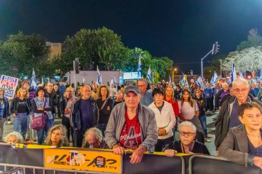 Hayfa, İsrail - 29 Kasım 2025: Çeşitli tabela ve bayraklara sahip bir grup insan, ateşkesin ardından hükümete karşı düzenlenen protestoya katıldı. Hayfa, İsrail