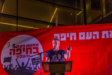 Hayfa, İsrail - 29 Kasım 2025: Dr. Oded Adomi Leshem, hükümete karşı yapılan ateşkesin ardından kalabalığa sesleniyor. Hayfa, İsrail