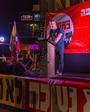 Hayfa, İsrail - 29 Kasım 2025: Dr. Oded Adomi Leshem, hükümete karşı yapılan ateşkesin ardından kalabalığa sesleniyor. Hayfa, İsrail