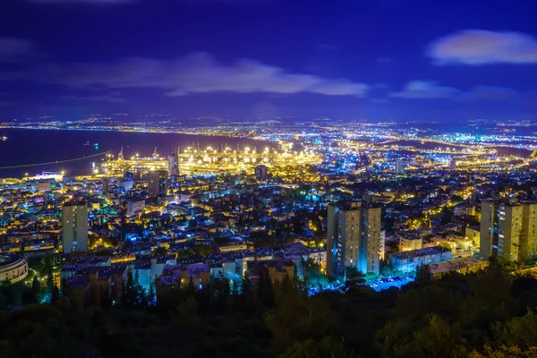 Nachtansicht der Bucht von Haifa und des Hafens — Stockfoto