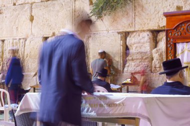 Batı duvarındaki Selichot (Yahudi penitential dua ediyor)