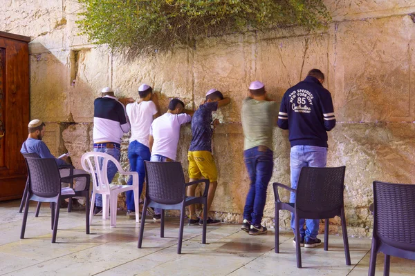Selichot (oraciones penitenciales judías) en el muro occidental — Foto de Stock