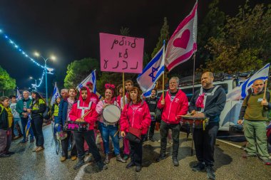 Hayfa, İsrail - 06 Aralık 2025: İnsanlar hükümete karşı yapılan ateşkesin ardından bir protesto yürüyüşüne (pembe grup) katılıyor. Hayfa, İsrail
