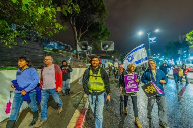 Hayfa, İsrail - 06 Aralık 2025: İnsanlar Hayfa, İsrail 'deki bir protesto yürüyüşüne katılıyor