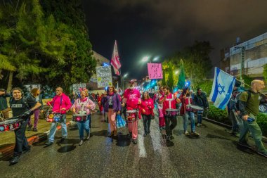 Hayfa, İsrail - 06 Aralık 2025: İnsanlar hükümete karşı yapılan ateşkesin ardından bir protesto yürüyüşüne (pembe grup) katılıyor. Hayfa, İsrail