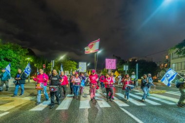 Hayfa, İsrail - 06 Aralık 2025: İnsanlar hükümete karşı yapılan ateşkesin ardından bir protesto yürüyüşüne (pembe grup) katılıyor. Hayfa, İsrail