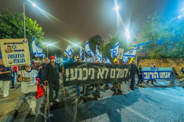 Hayfa, İsrail - 06 Aralık 2025: Çeşitli tabelaları ve bayrakları olan insanlar, ateşkes sonrasında hükümete karşı düzenlenen bir protesto mitingine katıldılar. Hayfa, İsrail