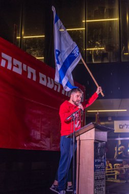 Hayfa, İsrail - 06 Aralık 2025: Çeşitli tabela ve bayraklara sahip bir grup insan, ateşkesin ardından hükümete karşı düzenlenen protestoya katıldı. Hayfa, İsrail