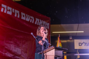 Hayfa, İsrail - 06 Aralık 2025: Protesto lideri Rotem Perelman - Farhi, ateşkesin ardından hükümete karşı düzenlenen bir protesto mitinginde kalabalığa sesleniyor. Hayfa, İsrail