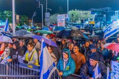 Hayfa, İsrail - 06 Aralık 2025: Çeşitli tabela ve bayraklara sahip bir grup insan, ateşkesin ardından hükümete karşı düzenlenen protestoya katıldı. Hayfa, İsrail