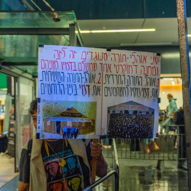 Hayfa, İsrail - 06 Aralık 2025: Çeşitli tabela ve bayraklara sahip bir grup insan, ateşkesin ardından hükümete karşı düzenlenen protestoya katıldı. Hayfa, İsrail