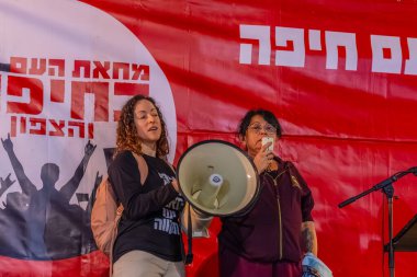 Hayfa, İsrail - 06 Aralık 2025: Nona Blich, hükümete karşı yapılan ateşkes sonrasında kalabalığa sesleniyor. Hayfa, İsrail