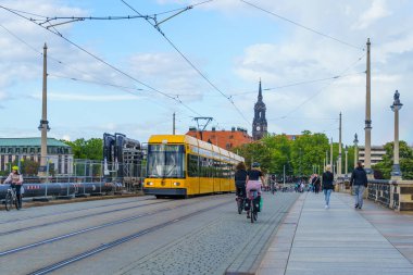 Dresden, Almanya - 16 Eylül 2025: Dresden, Saksonya, Almanya 'da bir tramvay, yerli ve ziyaretçi ile Augustus Köprüsü Sahnesi