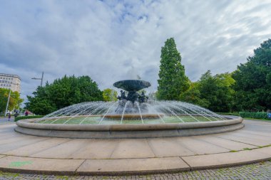 Dresden, Almanya - 17 Eylül 2025: Brunnen Stille Wasser çeşmesinin Albertplatz Meydanı, Dresden, Saksonya, Almanya