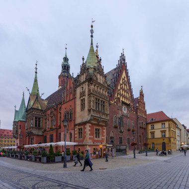 Wroclaw, Polonya - 18 Eylül 2025: Eski Şehir Meydanı 'nın öğleden sonra sahnesi, Wroclaw, Aşağı Silezya, Polonya