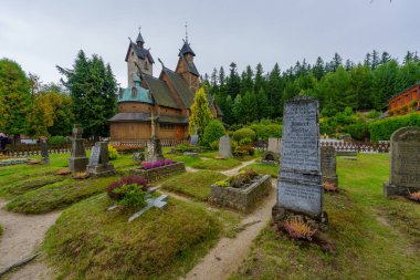 Karpacz, Polonya - 18 Eylül 2025: Vang Stave Kilisesi veya Kurtarıcımızın Dağ Kilisesi, Karpacz, Polonya 'daki Karkonosze dağları