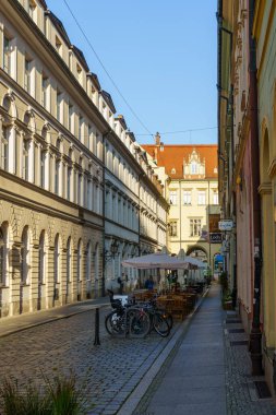 Wroclaw, Polonya - 19 Eylül 2025: Wroclaw, Lower Silesia, Polonya 'da yerel halk ve ziyaretçilerle Eski Şehir Sahnesi