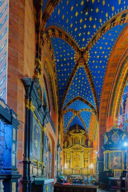 Krakow, Polonya - 20 Eylül 2025: Polonya 'nın eski Krakow kentindeki St. Mary Bazilikası' nın iç manzarası