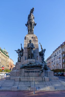 Krakow, Polonya - 21 Eylül 2025: Krakow, Polonya 'da yerli ve ziyaretçilerle Grunwald Anıtı' nın manzarası