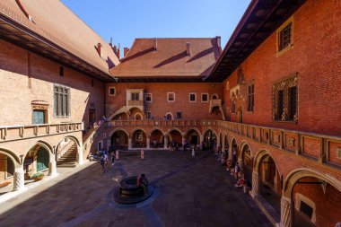 Krakow, Polonya - 21 Eylül 2025: Polonya 'nın eski Krakow kentinde yerel halk ve ziyaretçilerle Collegium Maius avlusunun manzarası