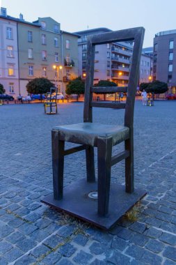 Krakow, Polonya - 22 Eylül 2025: Polonya 'nın Podgorze semtinde Yahudi Getto Anıtı' nın günbatımı